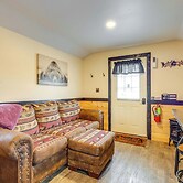 7 Mi to Dollywood: Cozy Cabin w/ Patio & Grill!