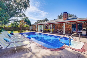2 Mi to Gulfport Beaches: Poolside Paradise!
