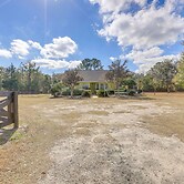 Nature Coast Farmhouse w/ Screened-in Porch!