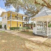 Nature Coast Hideaway w/ Deck on 5 Acres