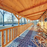 Pond-view Cabin Near Louisville on Racehorse Farm!