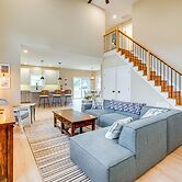 Steps to Sand: Villas Beach House w/ Decks!