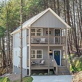 Ideal Location & Mountain Views: Chattanooga Home!