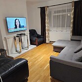 Mitcham Junction - 2 Bed Apartment - Sleeps 6