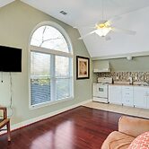 Charming Apartment With Lake Views: Wifi & Privacy