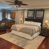Luxury Lakefront 4br: Jacuzzi, Game Room & Wi-fi