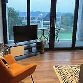 Balcony View Apartment- Sleeps 5 & Private Parking