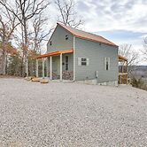 Covered Porch & Fire Pit: Cabin in Richland