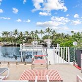 Unique Retreat - Unit D: Cool 2nd-floor Retreat