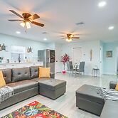 12 Mi to Dtwn Tampa: Vibrant Home w/ Outdoor Space