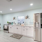 12 Mi to Dtwn Tampa: Vibrant Home w/ Outdoor Space