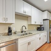 1 Mi to San Antonio Zoo: Olmos Park Apt!