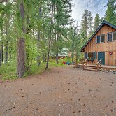 1 Mi to Lake Easton: Cozy Cascades Cabin!