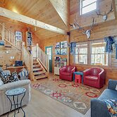 2 Mi to Skiing: Casper Cabin w/ Mtn Views!