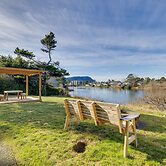 Fire Pit & River View: Serene Stay in Seaside!