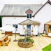 5-bed Home - Sleeps 12, Pool, Garden & Play Area