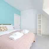 Delightful 3-bed Flat with Parking
