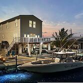 Mermaid Manor Waterfront Haven w Hot Tub Dock