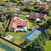 Grand 6BR Plantation Estate w/ Tennis & Pool