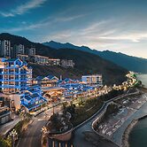 Hualuxe Chongqing Wushan by IHG