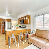 13 Mi to Downtown Detroit: Bright Home