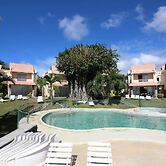 Residence With 6 Seafront Bungalows and Swimming