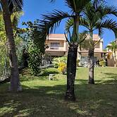 Residence With 6 Seafront Bungalows and Swimming