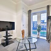 2 Bed Flat with Parking Near Waterfront