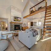 Wilderness Club Nest Modern Cabin Retreat for 9 w/ Hot Tub