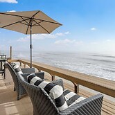 Unbeatable Beachfront Bliss w/ Ocean Views, Luxe Interiors & Patio Bea