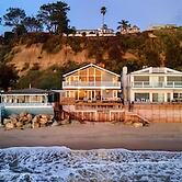 Unbeatable Beachfront Bliss w/ Ocean Views, Luxe Interiors & Patio Bea