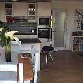 Coastal Hideaway - Sleeps 4 & Free Parking