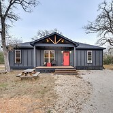 Private Deck & Forest Setting: Waelder Cabin!