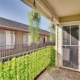 < 1 Mi to Ocean: Modern Long Beach Condo