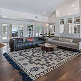 Luxurious Modern Retreat With Private Pool Patio