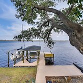 Hot Tub & Boat Dock: Getaway on Deer Point Lake!