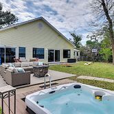 Hot Tub & Boat Dock: Getaway on Deer Point Lake!