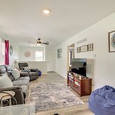 1 Mi to Truman Library: Apt w/ Large Yard!