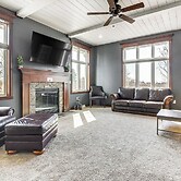 8 Mi to Lambeau Field: Family Home in De Pere!