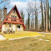 Hot Tub, Fire Pit & Patio: A-frame Stafford Cabin