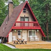 Hot Tub, Fire Pit & Patio: A-frame Stafford Cabin