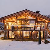 Chalet Black Squirrel Luxury Retreat With hot tub Sauna