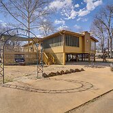 Deck & Fire Pit! Cabin Half-mi to Tunica Lake