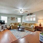 1 Mi to Fishing Pier: Apalachicola Bay Getaway!