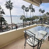One Bedroom Apartment With a sea View Right by the Croisette Beaches a