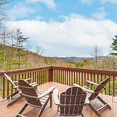 Pet-friendly Cabin w/ Hot Tub in North Carolina!