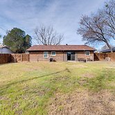 3 Mi to Dtwn Denton: Getaway w/ Furnished Patio!