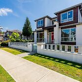 Centrally-located Luxury Home With Views Cinema