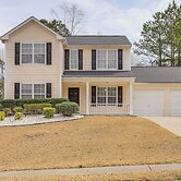 14 Mi to Lake Lanier: Family Home w/ Yard
