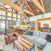 15 Mi to Lake Chelan: Mountain Chalet w/ Fire Pit!